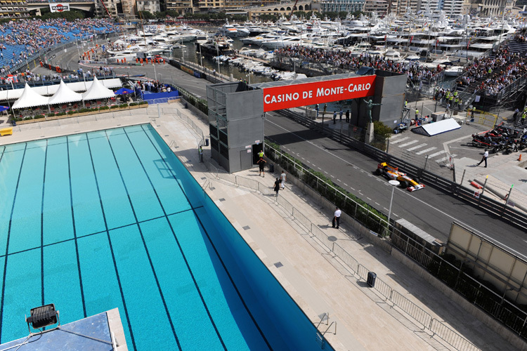 Fernando Alonso am Schwimmbad