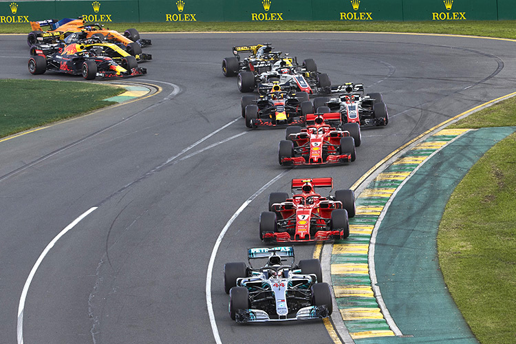 Nach dem Start zum Australien-GP lag Kimi Räikkönen hinter Hamilton auf Rang 2