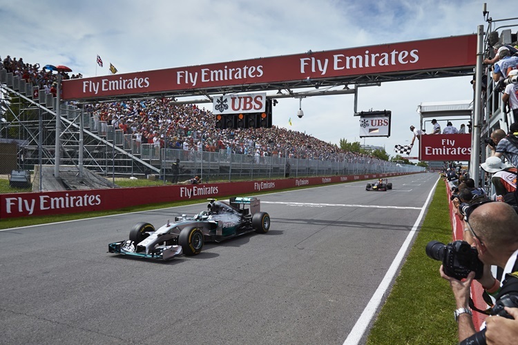 Knapp darauf fahren Nico Rosberg und Sebastian Vettel über die Ziellinie