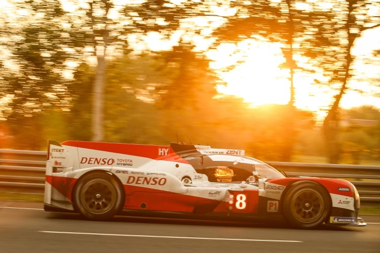 Führt bei den 24h Le Mans: Der Toyota TS050 Hybrid von Sébastien Buemi, Brendon Hartley und Kazuki Nakajima