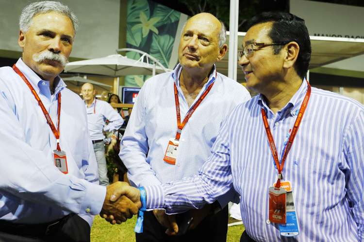 Chase Carey (links) von Liberty Media mit McLaren-Chef Ron Dennis (Mitte) und Honda-Präsident Takahiro Hachigo