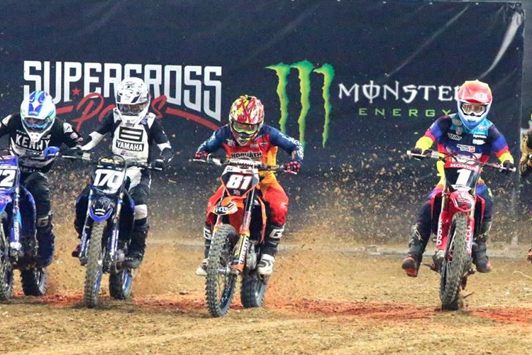 Brian Hsu (#81) gewann das Main Event der SX2-Klasse