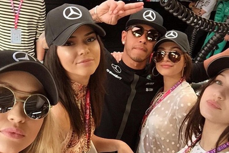 Lewis Hamilton in Monaco umgeben von Models