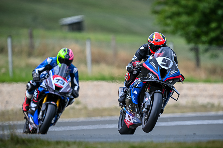 Julian Puffe (9) siegt bei der IRRC Superbike in Schleiz überlegen