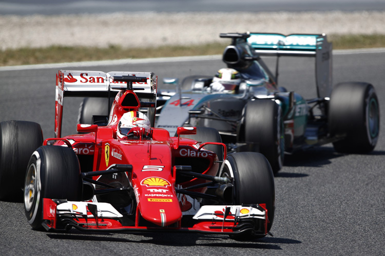 Sebastian Vettel vor Lewis Hamilton in Spanien