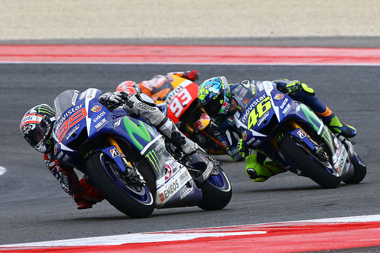 Jorge Lorenzo vor Valentino Rossi und Marc Márquez