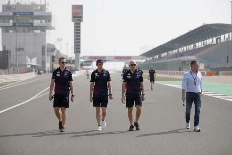 Max Verstappen bei der Pistenbesichtigung in Losail