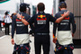Christian Horner tröstet Sergio Pérez und Max Verstappen