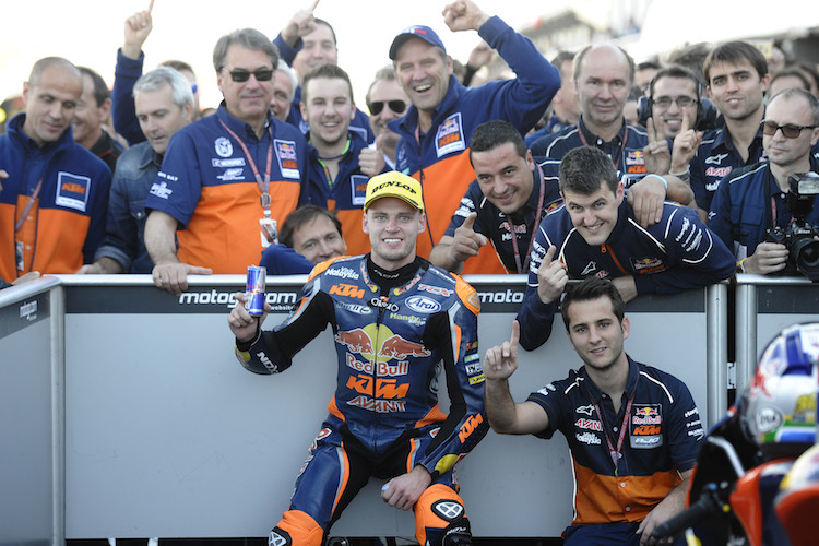 Brad Binder und das KTM-Management feiern den Sieg in Valencia