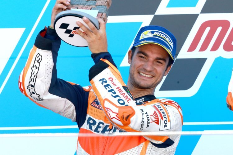 Dani Pedrosa stemmte den Pokal für Platz 2 in Aragon in die Höhe