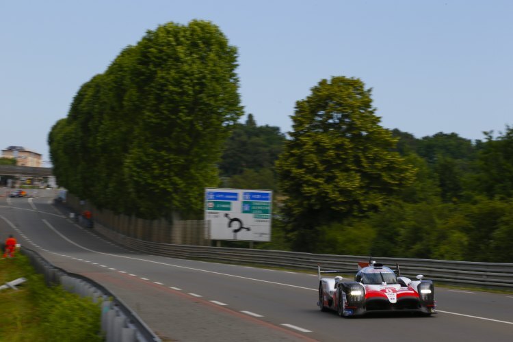 Der Toyota TS050 Hybrid auf der Hunaudières-Gerade von Le Mans