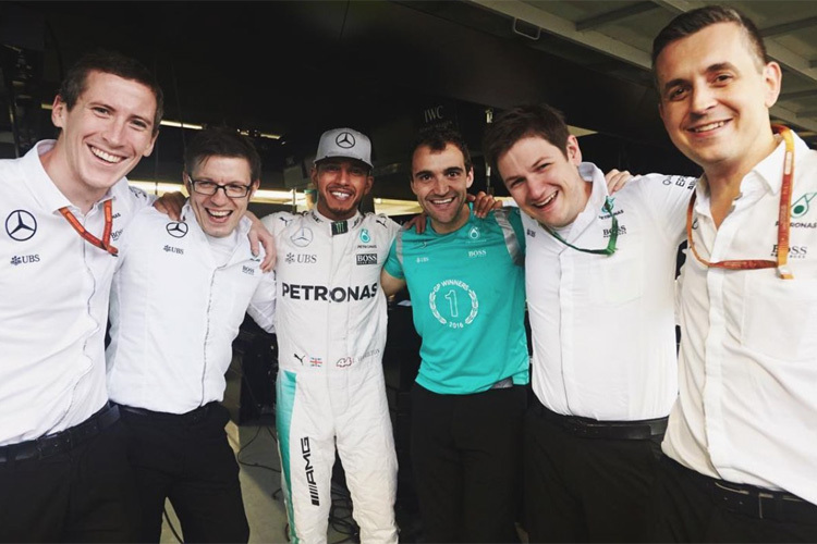 Lewis Hamilton mit seinen Technikern