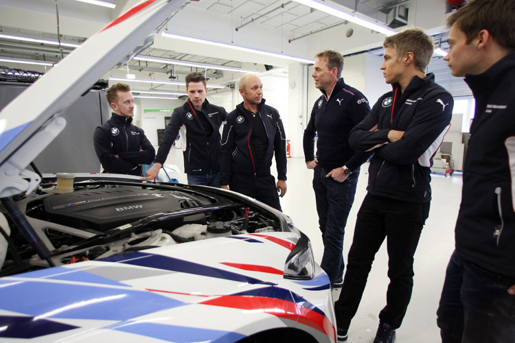 Die BMW-Motorsport-Junioren wurden durch die BMW Motorsport Werkstatt geführt