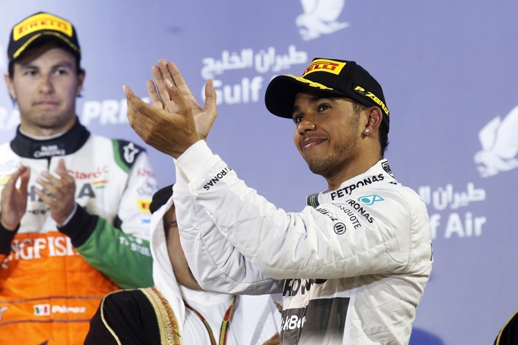 Lewis Hamilton applaudiert seinem Team