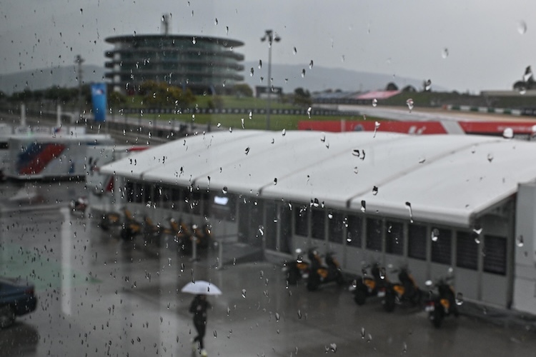 Regenschirm raus. So schaut es aktuell im Fahrerlager in Portimão aus. Ab Freitag soll es trocken sein an der Algarve