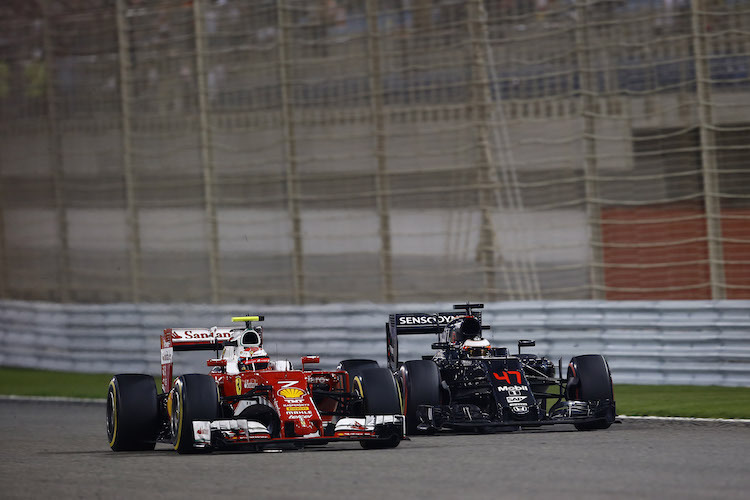 Kimi Räikkönen im Ferrari und Stoffel Vandoorne im McLaren-Honda