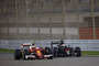 Kimi Räikkönen im Ferrari und Stoffel Vandoorne im McLaren-Honda