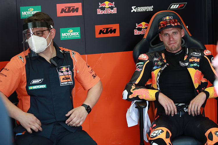 Brad Binder (re.) mit Crew-Chief Sergio Verbena