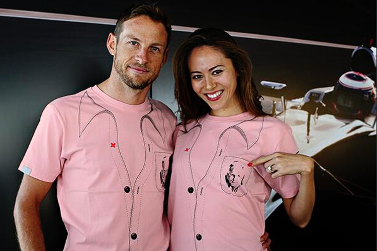 Jenson Button und Jessica Michibata mit dem Hemd für Vater John