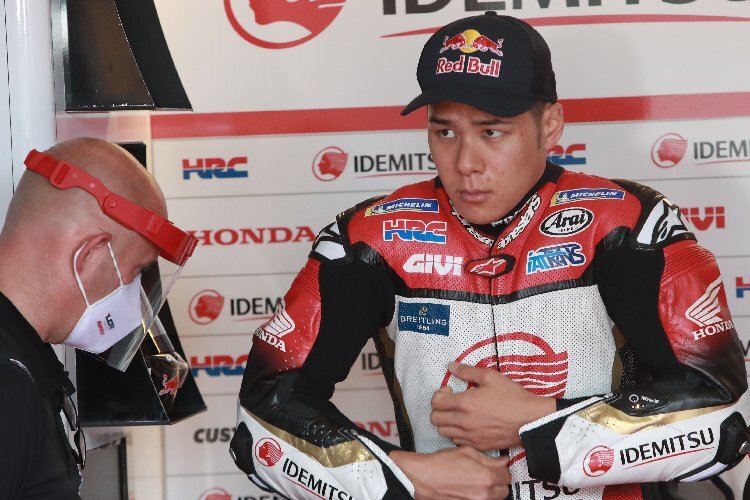 Takaaki Nakagami klagt über Schmerzen im rechten Fuß