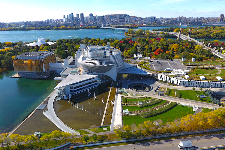 Das Casino von Montreal im Parc Jean Drapeau und im Hintergrund die Skyline der Stadt