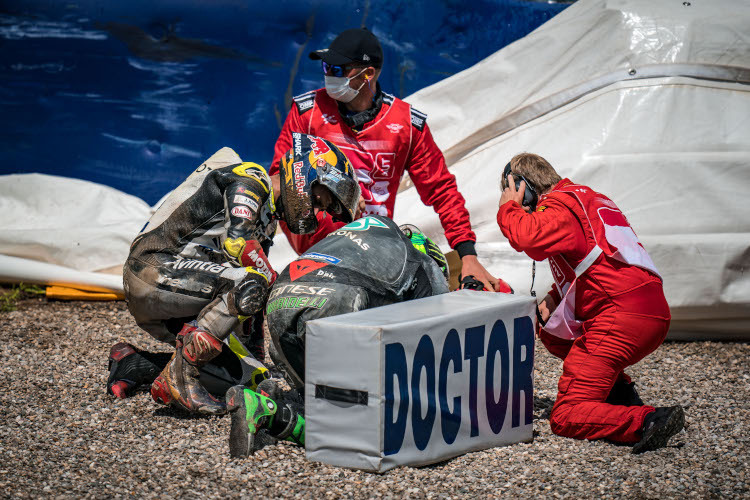 Johann Zarco sieht nach dem Crash nach Franco Morbidelli