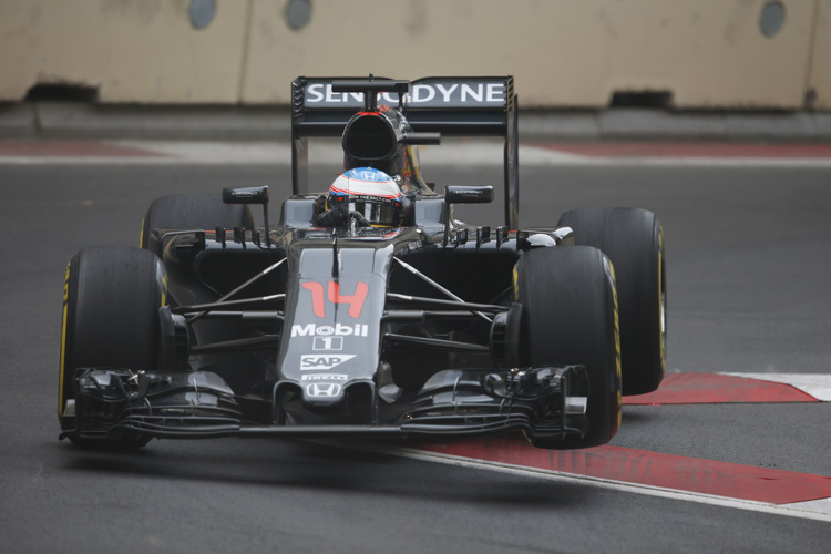 Fernando Alonso lässt es in Baku krachen