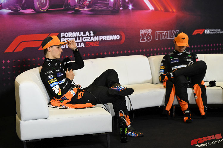 Teamkollegen und Konkurrenten auf der Strecke: Oscar Piastri (l.) und Lando Norris vor der Pressekonferenz nach dem Italien-GP