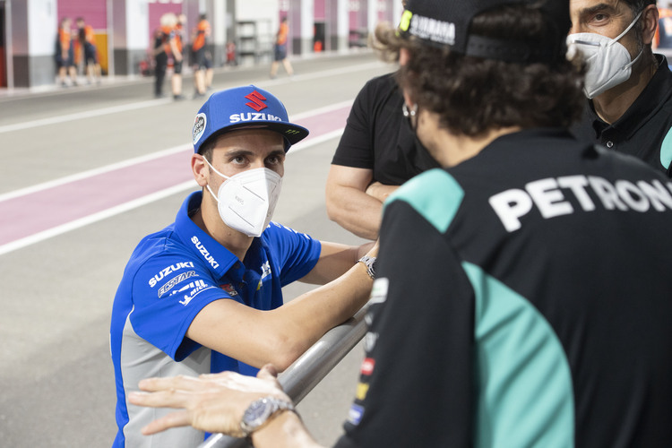 Alex Rins im Austausch mit den Fahrerkollegen