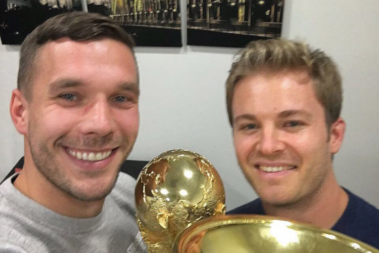 Auch Fussball-Star Lukas Podolski würde den Job von Nico Rosberg gerne übernehmen