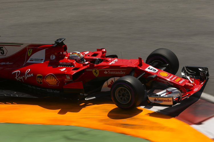 Sebastian Vettel wird alles daran setzen, um an Polesetter Lewis Hamilton vorbeizukommen