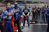 Bubba Wallace inmitten seiner Fahrerkollegen