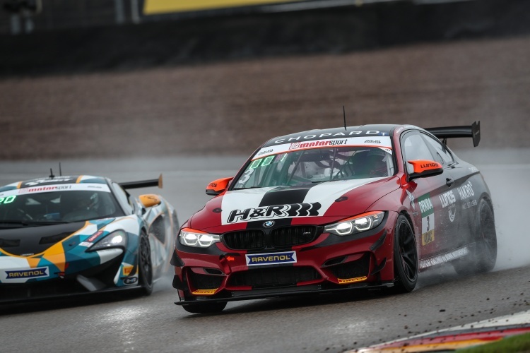 Der BMW M4 GT4 von Claudia Hürtgen auf dem Sachsenring