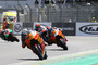 Im Rennen: Bradley Smith (38) jagt seinen Teamkollegen Pol Espargaró (44)