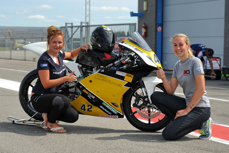 Jessica Langstädtler (li.) mit Stefanie Menzel und der Moto3-Honda