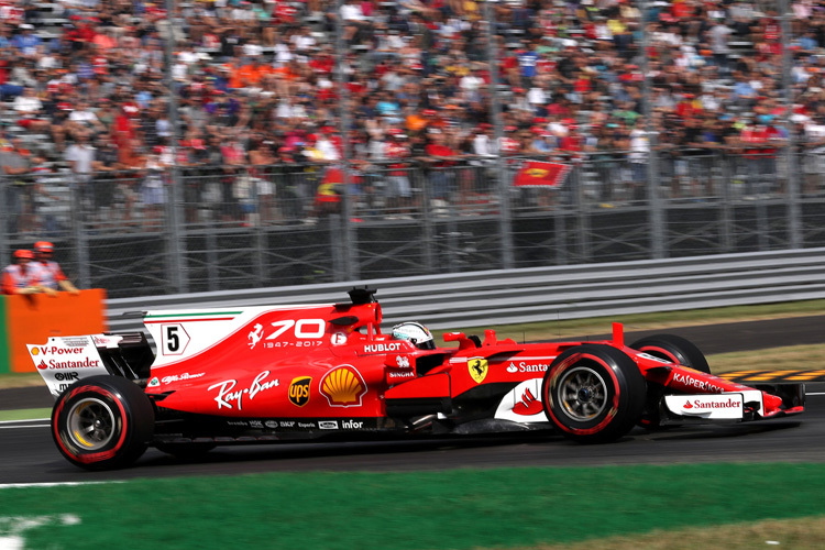 Sebastian Vettel im Ferrari mit Alfa-Romeo-Schriftzug