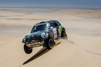 Timo Gottschalk liegt mit seinem Piloten Yazeed Al Rajhi auf Rang zwei