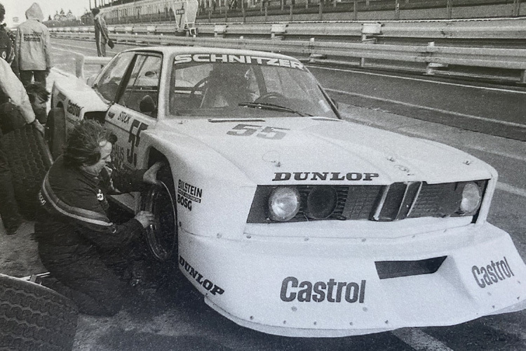 Schnitzer-Chefmechaniker Franz Klinger macht den 320er-Flachmann fit für die Taxifahrt