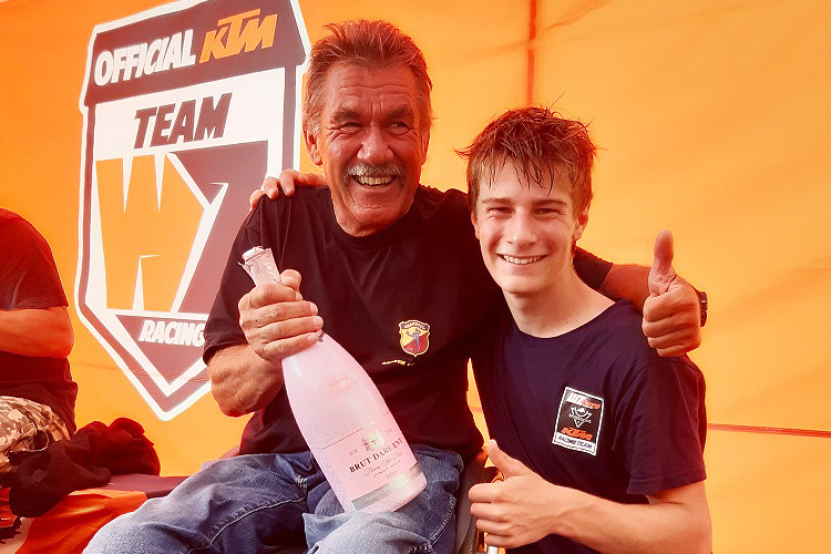 Simon Längenfelder freut sich gemeinsam mit seinem Mentor Hubert Nagl über seinen ersten Gesamtsieg in der EMX125