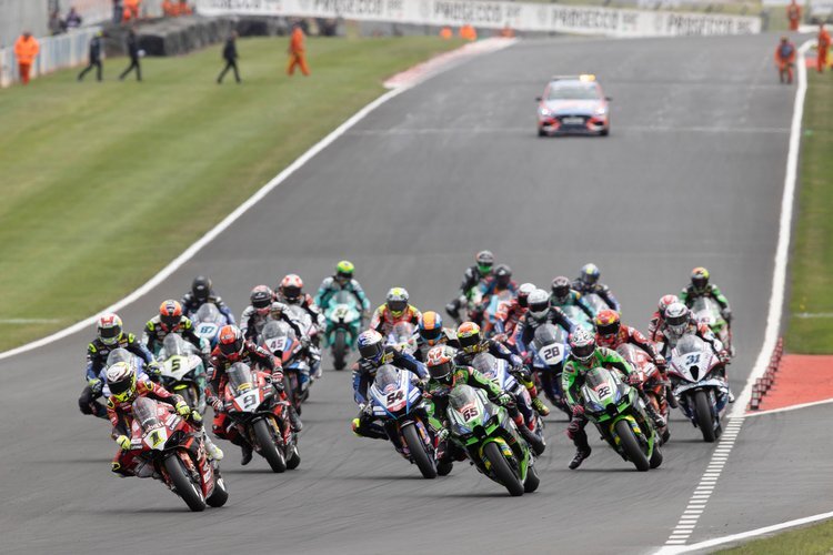 Die Superbike-WM fährt in Donington Park wie üblich drei Rennen aus