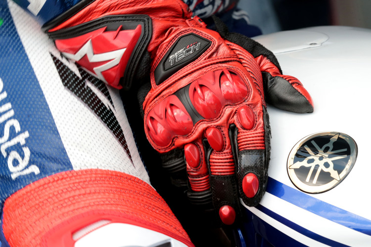 So sieht der Handschuh eines MotoGP-Stars aus...