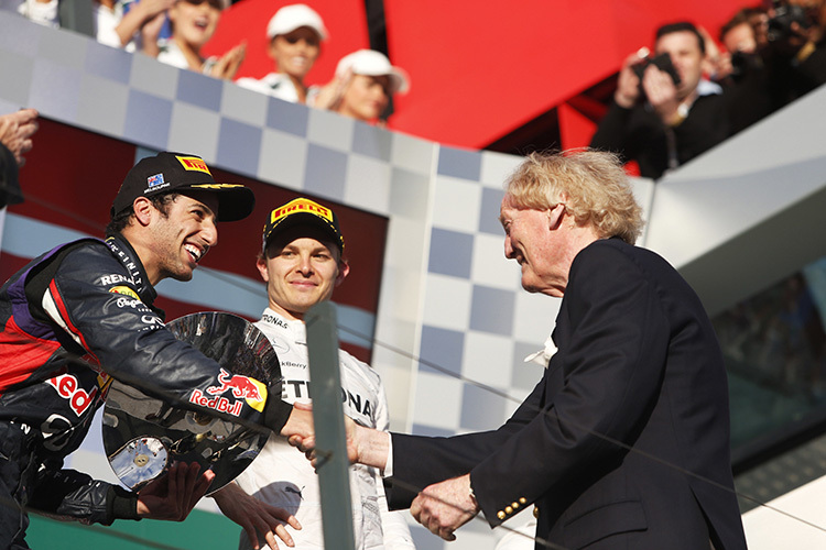 Daniel Ricciardo (links) auf dem Siegerpodest 2014 mit Ron Walker (rechts)