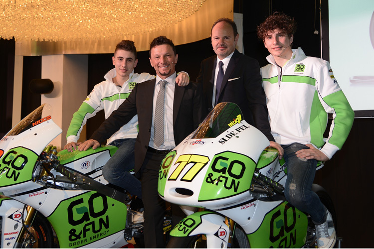 Baldassarri (re.) mit Teamkollege Antonelli, Teamchef Gresini und Sponsor Bollini