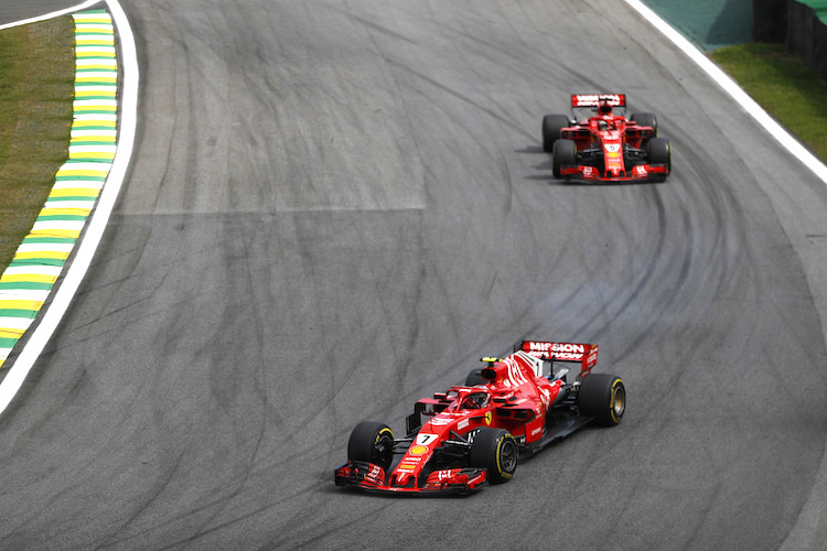 Kimi Räikkönen vor Sebastian Vettel