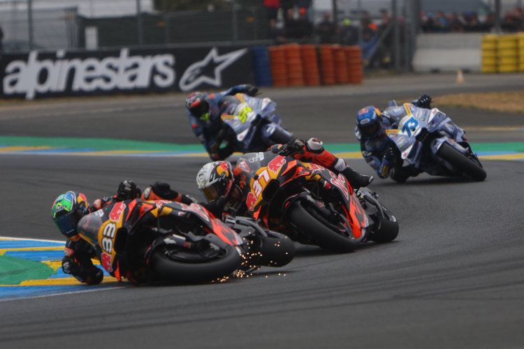 Brad Binder beim ersten Sturz in der letzten Kurve