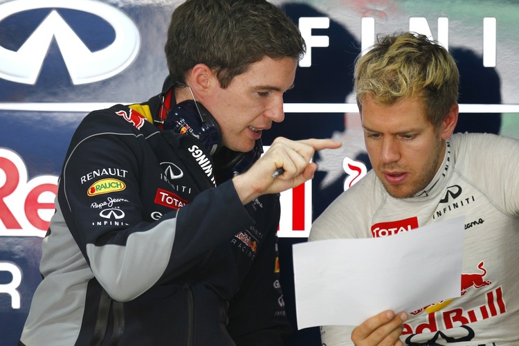 Sebastian Vettel bei der Datenanalyse