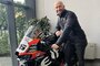 Tom Sykes posiert mit seinem Einsatzmotorrad