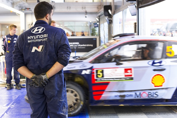 Der Hyunjdai i20Coipé WRC im Service