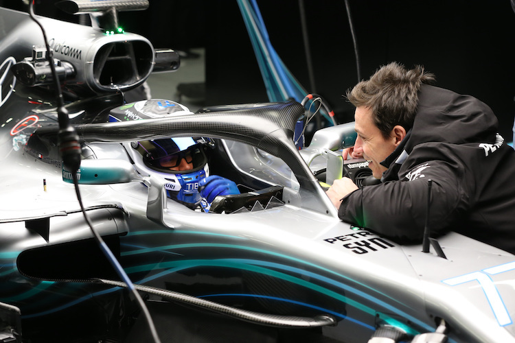 Toto Wolff am Wagen von Valtteri Bottas