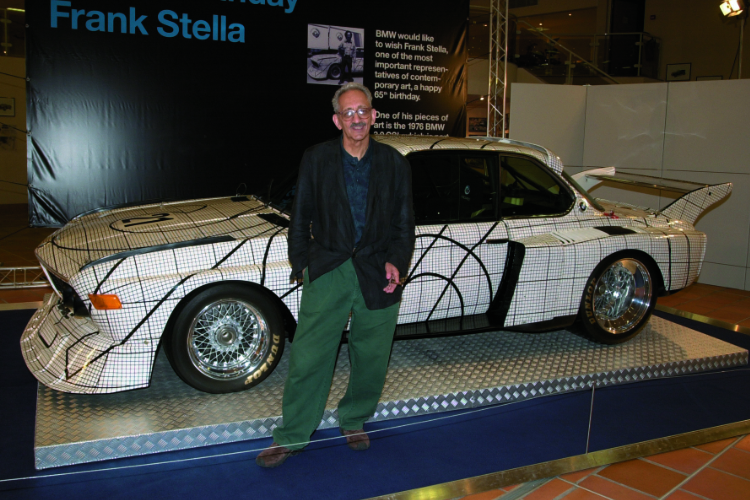 Frank Stella mit seinem BMW Art Car